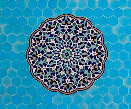 الگوی شش ضلعی معماری یزد در روند طراحی لوگوی تاچکو